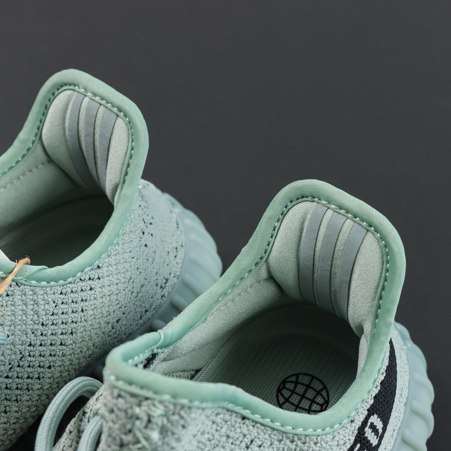 Ultra Slate Blue – Tamno plavi fokus. Minimalizam koji dominira.