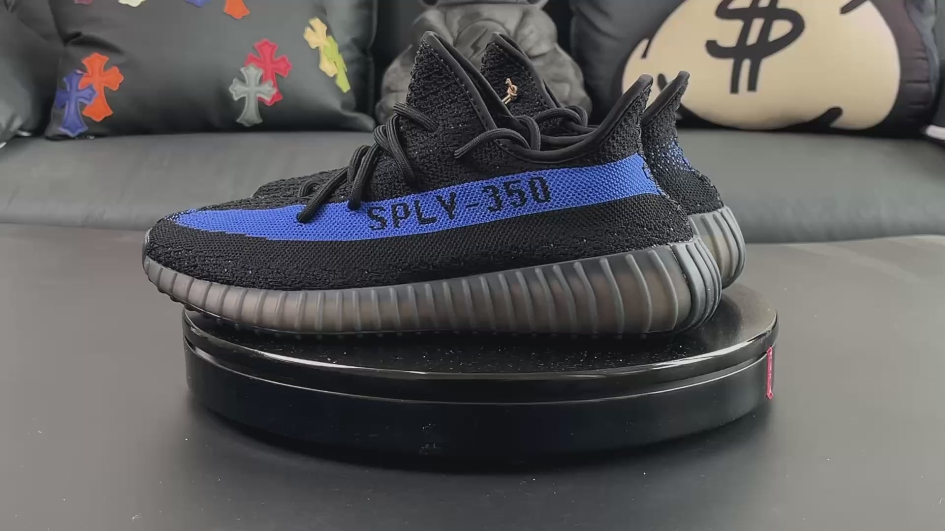 Ultra Dazzle Blue – Klasična crna, razbijena plavom energijom